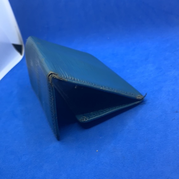 Louis Vuitton Epi leather blue keychain 
Blue 6 key holder with snap closure - Picture 8 of 9